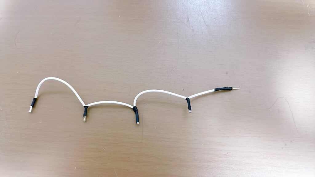 ハウジングを外して圧着した電線
